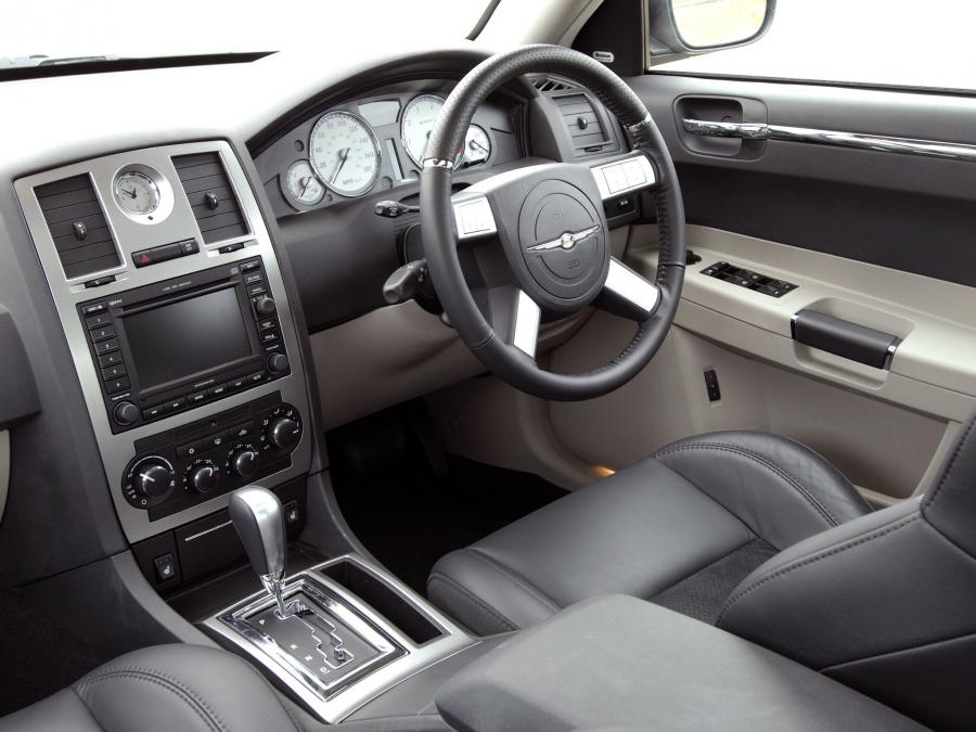  Chrysler 300C SRT8 2004 года  (UK) (фото 11 из 14)